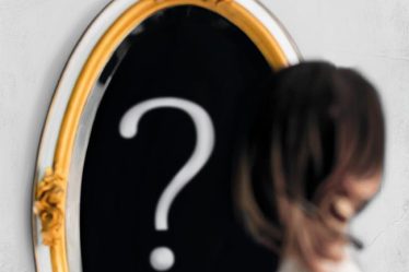 Cine sunt eu? Calea spre autocunoaștere și vindecare (cu autograf)