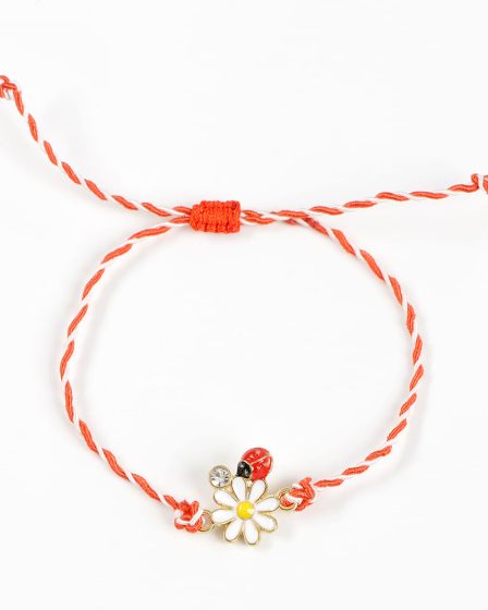 Bratara martisor floare alba cu buburuza