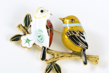 Brosa martisor 2 pasari pe creanga