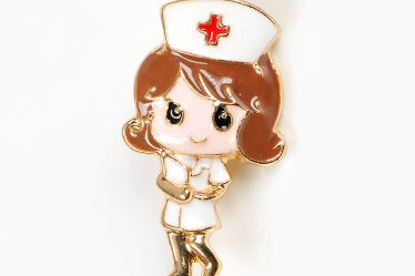 Brosa martisor asistenta medicala cu halat alb