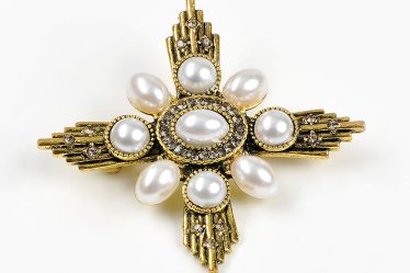 Brosa martisor aurie cu perle albe