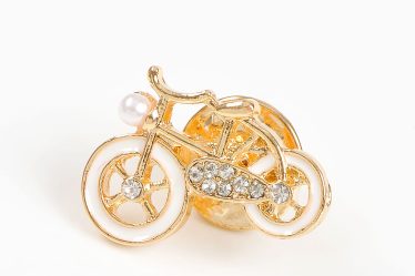 Brosa martisor bicicleta aurie cu roti albe