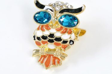 Brosa martisor bufnita pe creanga