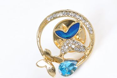 Brosa martisor cerc cu 2 fluturi