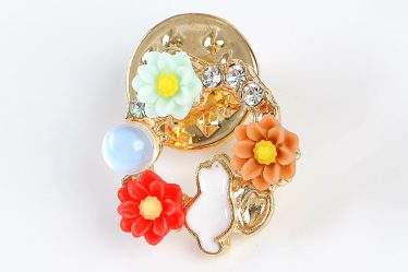 Brosa martisor coronita cu flori multicolore