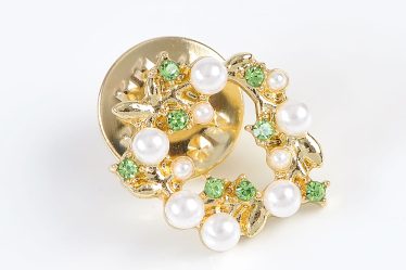 Brosa martisor coronita cu perle si pietre verzi