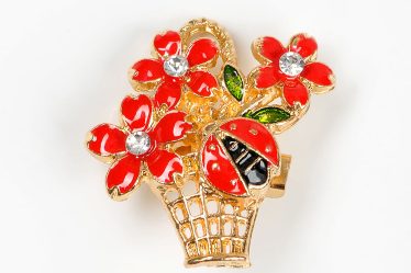 Brosa martisor cos cu flori