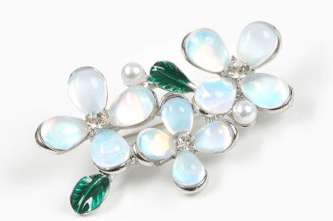 Brosa martisor  cu flori albe sidefate