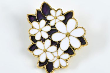 Brosa martisor cu flori albe