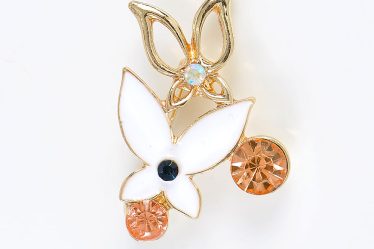 Brosa martisor cu fluturi