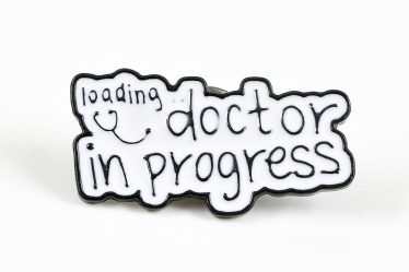 Brosa martisor cu mesaj Doctor  in progress