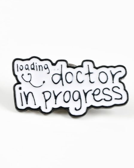 Brosa martisor cu mesaj Doctor  in progress