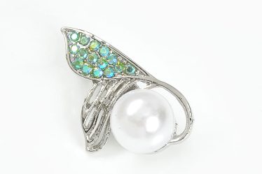 Brosa martisor cu perla alba si pietre verzi