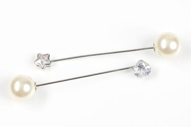 Brosa martisor cu perle albe