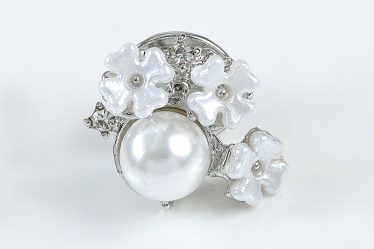 Brosa martisor cu trei flori albe