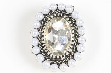 Brosa martisor decorata cu perle albe