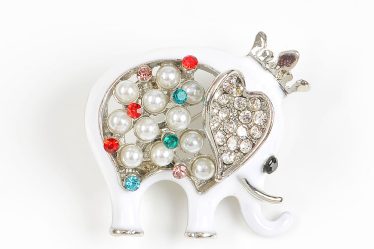 Brosa martisor  elefant alb cu perle