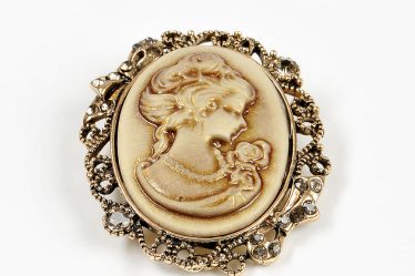 Brosa martisor eleganta Doamna cu Camelii