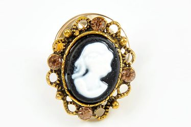 Brosa martisor eleganta Doamna cu Camelii