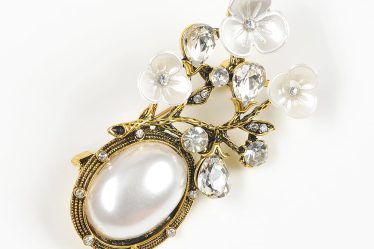 Brosa martisor eleganta cu flori albe