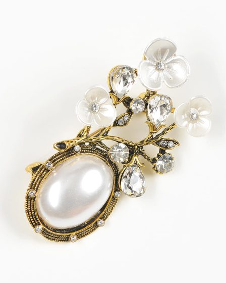 Brosa martisor eleganta cu flori albe