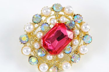 Brosa martisor eleganta cu piatra fucsia