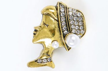 Brosa martisor femeie cu palarie