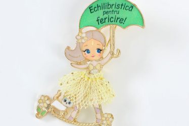 Brosa martisor fetita cu umbrela