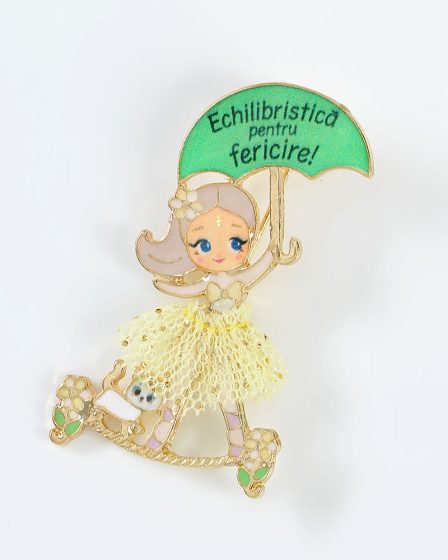 Brosa martisor fetita cu umbrela