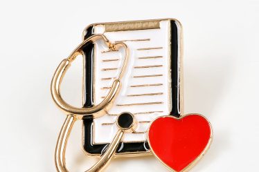 Brosa martisor fisa medicala si stetoscop