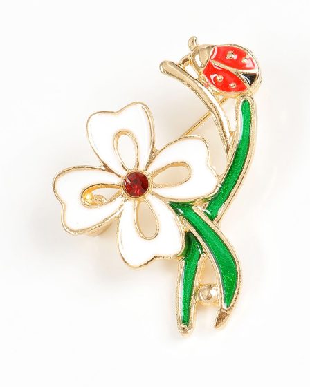 Brosa martisor floare alba cu buburuza