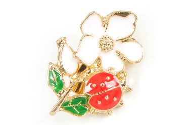 Brosa martisor floare alba cu buburuza