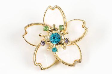 Brosa martisor floare alba cu pietre bleu