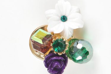 Brosa martisor floare alba cu pietre multicolore