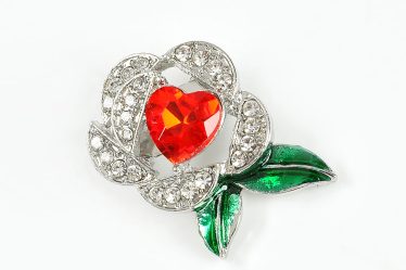 Brosa martisor floare argintie cu inima rosie