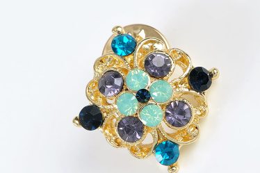 Brosa martisor floare aurie cu pietre multicolore