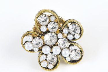 Brosa martisor floare cu perle albe