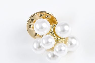Brosa martisor floare din perle albe
