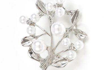 Brosa martisor flori cu perle albe acrilice