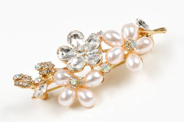 Brosa martisor flori cu perle albe