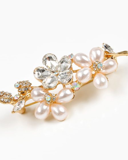 Brosa martisor flori cu perle albe