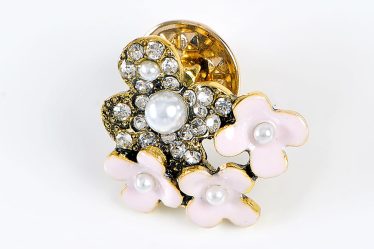 Brosa martisor flori roz