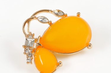 Brosa martisor fluture auriu cu aripi  galbene