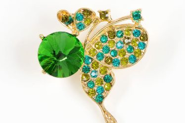 Brosa martisor fluture auriu cu pietre verzi