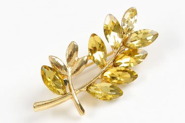 Brosa martisor frunza aurie