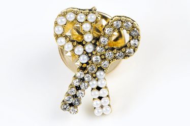 Brosa martisor funda cu perle acrilice albe