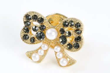 Brosa martisor funda eleganta