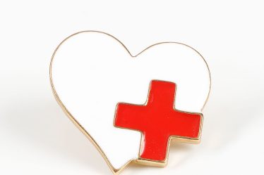 Brosa martisor inima alba cu cruce rosie