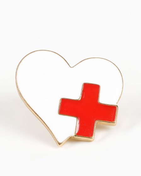 Brosa martisor inima alba cu cruce rosie
