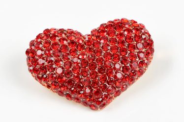 Brosa martisor inima cu pietre rosii